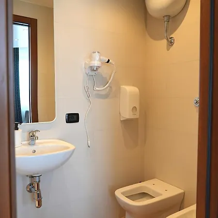 & Premium - Centro - Stazione 3* باري